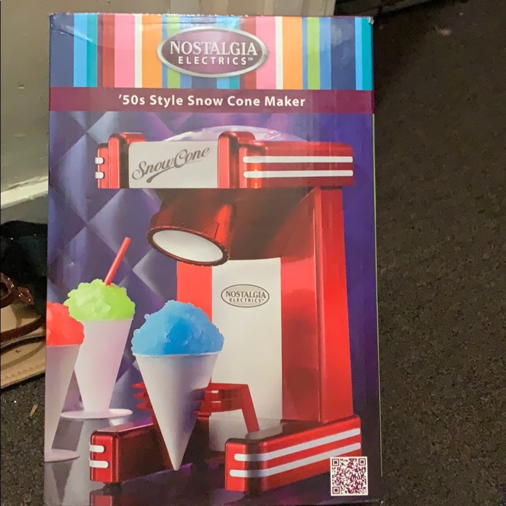 Snow cone maker